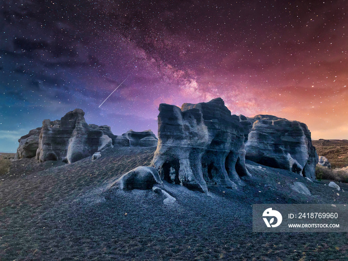 Paisaje lunar en noche estrellada. Lanzarote, islas Canarias. España.