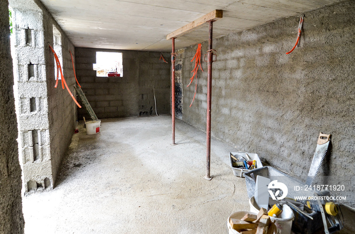 抹灰、重建、防水地下室或地下室和工作工具。