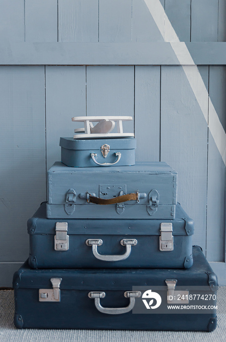 叠好的行李箱准备好旅行了。漂亮的老式蓝色行李箱。手提箱的心情。很好