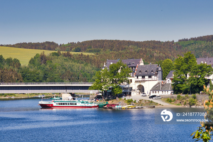 Blick auf Brücke in Saalburg an der Bleilochtalsperre, Anlegestelle mit Schiff, blauer Himmel, Saale