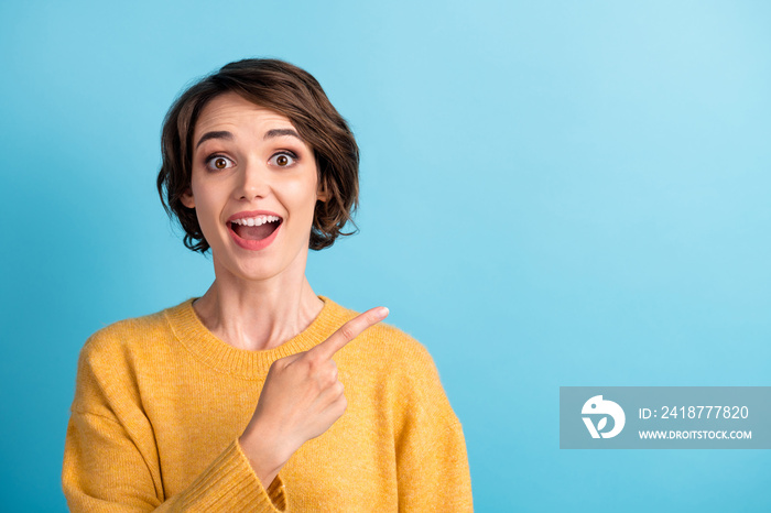 Photo portrait of surprised amazed female student wearing sweater showing blank space smiling isolat