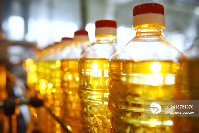 Sunflower oil. Line for the production and bottling of refined oil from sunflower seeds. Conveyor of