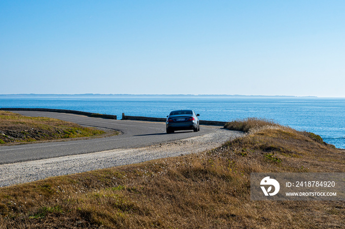 Voiture de lux sur la route au bord de océan atlantique