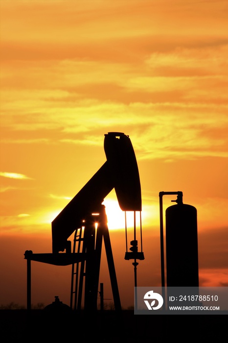 日落时的油泵，美国堪萨斯州尼克森南部色彩缤纷。