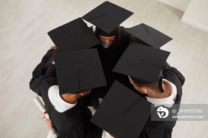 教育、权力、团结和纽带。戴着黑色帽子和长袍的学生庆祝毕业。从一个