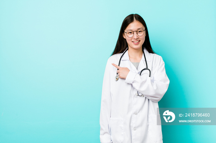 年轻的中国女医生微笑着指着一边，在空白处展示了一些东西。