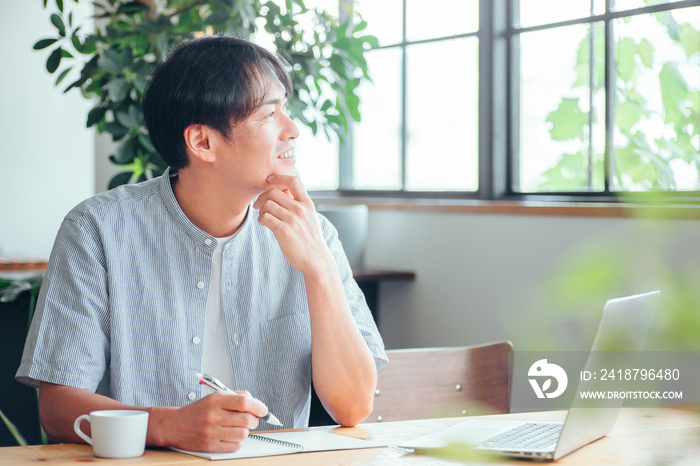 カフェで勉強する男性（考える）