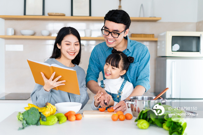 一个亚洲家庭在家做饭的形象