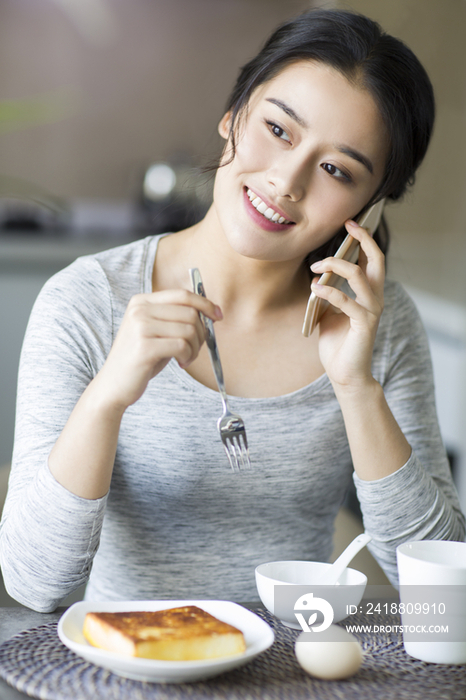 年轻女子在家吃早餐