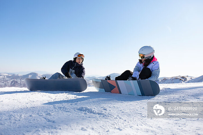 年轻情侣户外滑雪