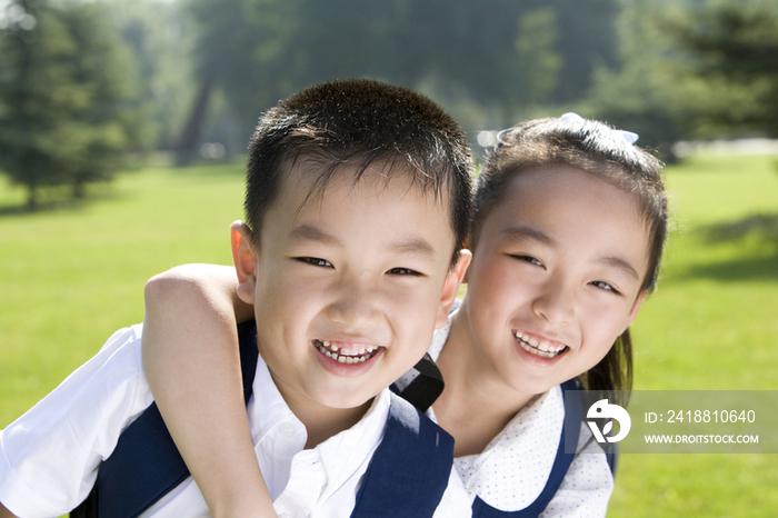 两个开心的小学生