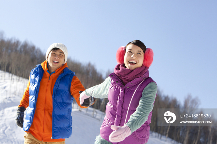 年轻情侣在滑雪场