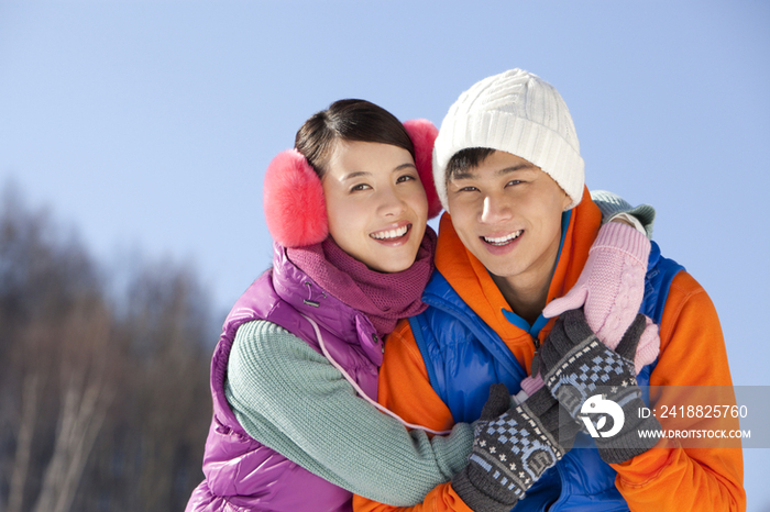 年轻情侣在滑雪场