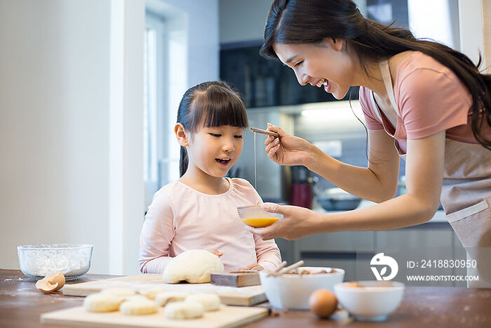 快乐的年轻母女一起制作糕点