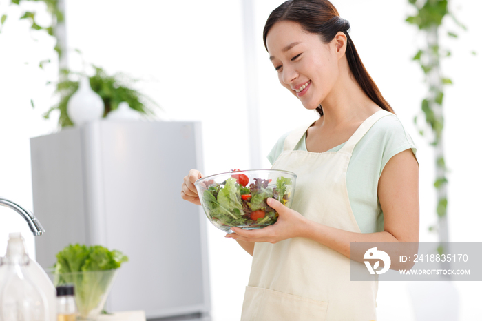 年轻女人在厨房做饭