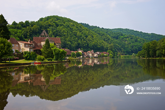 Dordogne river running through Beaulieu-sur-Dordogne,France