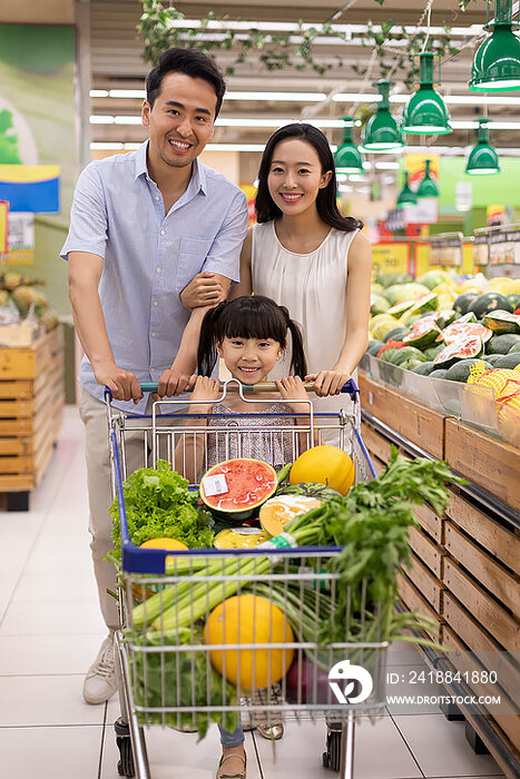 快乐的年轻家庭在超市购物