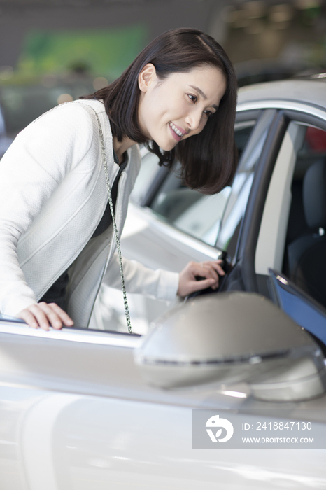 年轻女子在4S店选购汽车