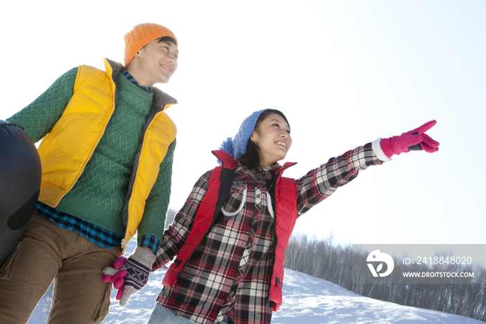 时尚青年男女在滑雪场