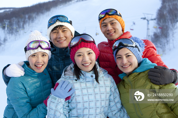 时尚青年男女在滑雪场