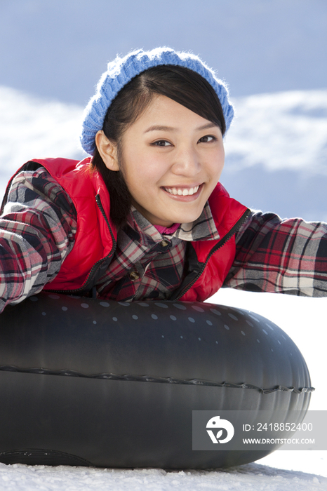 时尚青年女子在滑雪场玩耍