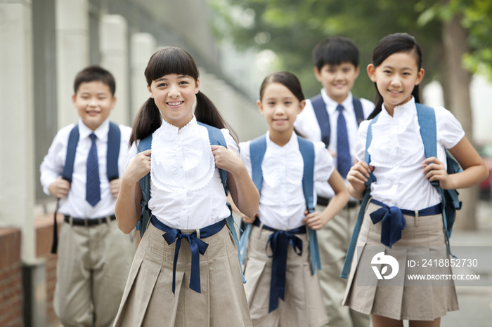 穿着校服的小学生在路上