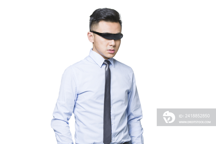 年轻商务男士戴着智能眼镜