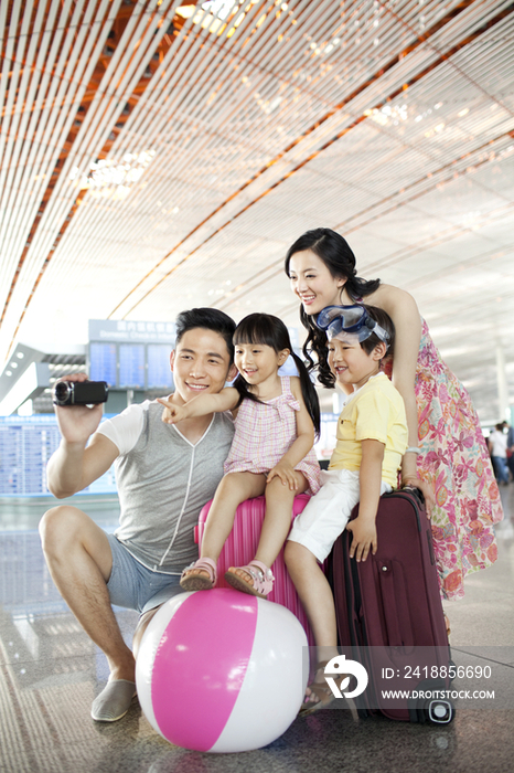 快乐一家人在机场拍照