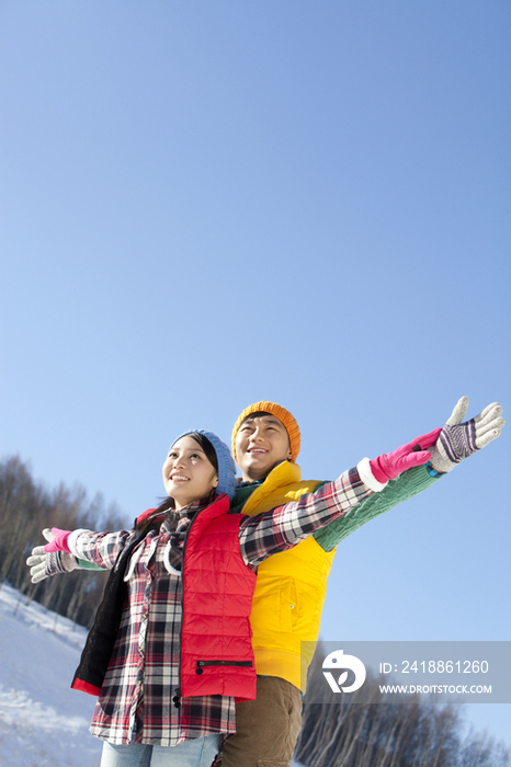 年轻情侣在滑雪场