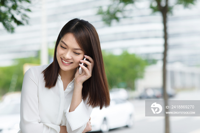 青年女人打电话