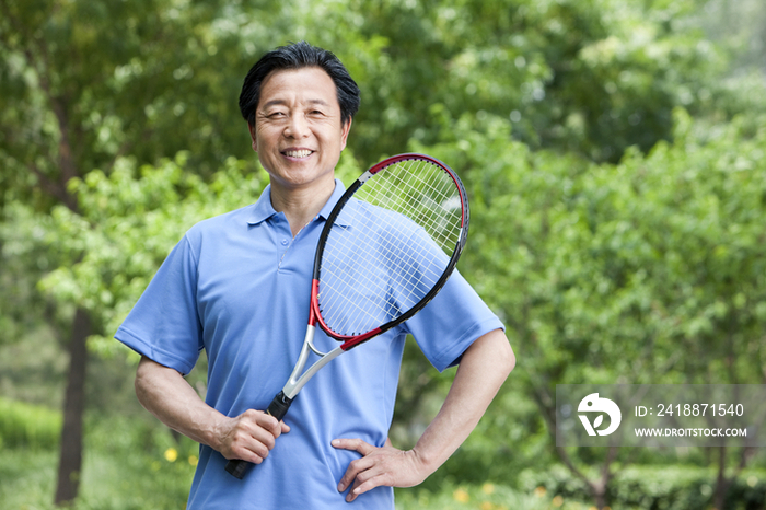 老年男子公园内打网球