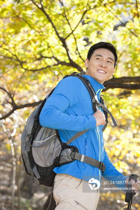 年轻男子徒步旅行