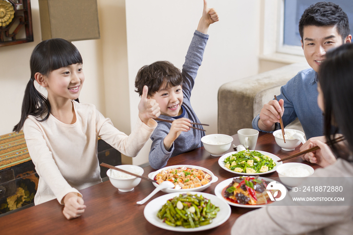 年轻家庭一起用餐