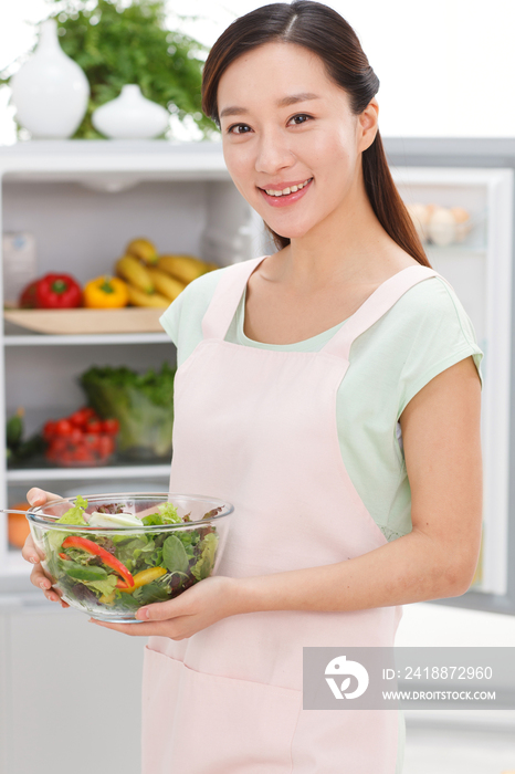 年轻女人在厨房做饭