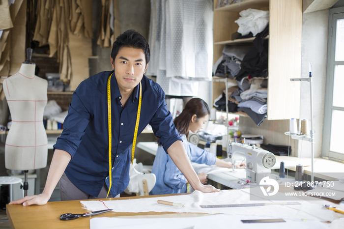 两个服装设计师在工作室工作