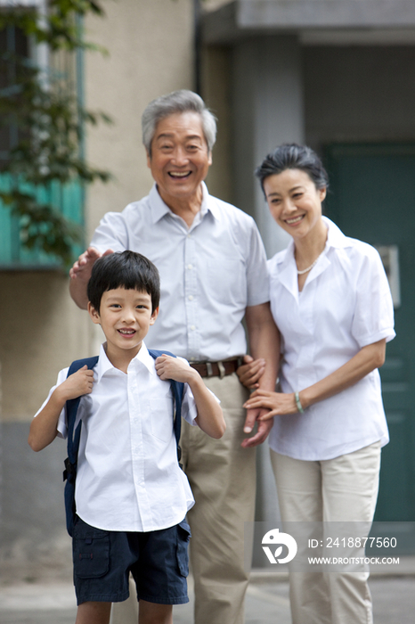 祖父母目送孙子去上学