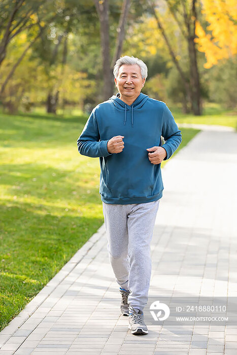 开心的老年男子在公园跑步