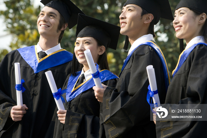 穿学士服的大学生们