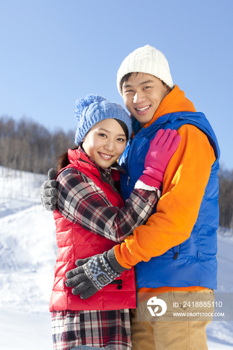 年轻情侣在滑雪场