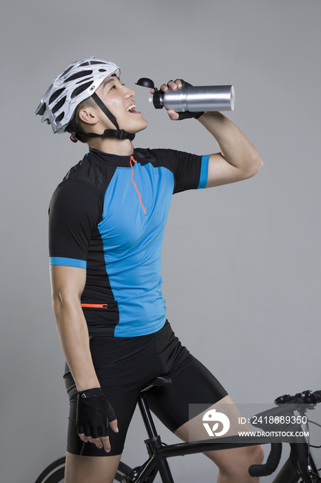 自行车运动员喝水