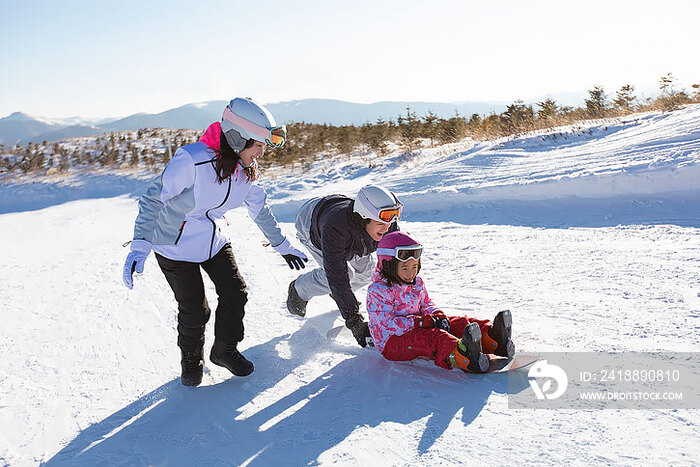 年轻家庭在滑雪场玩