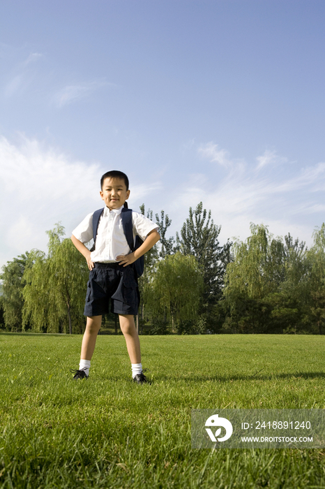 站在草地上的小学生