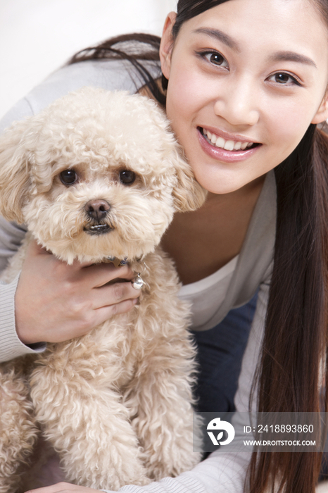 青年女子和泰迪狗