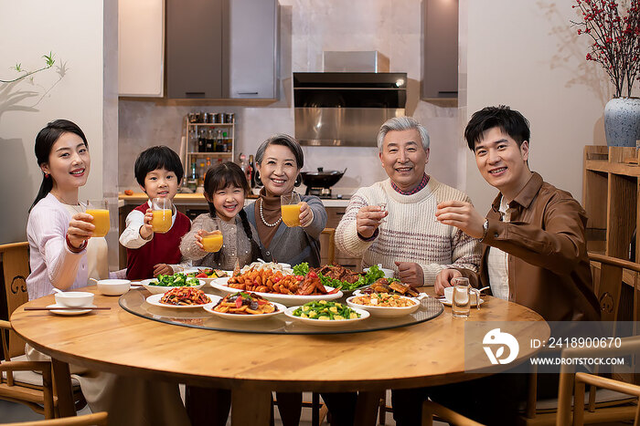 快乐家庭吃新年团圆饭