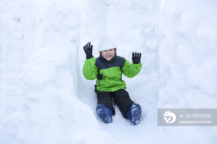 小男孩在雪地嬉戏