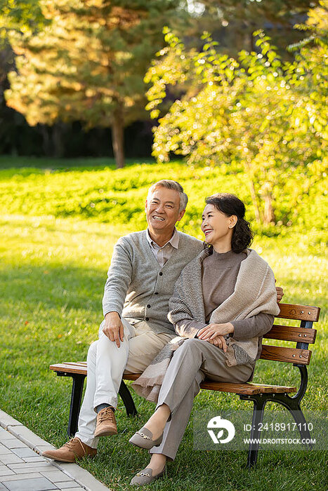 老年夫妇在公园放松身心