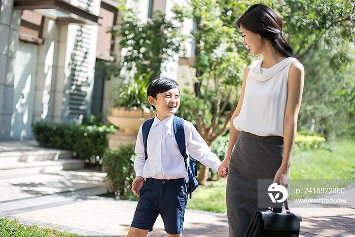 年轻妈妈送孩子去上学