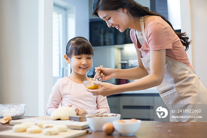 快乐的年轻母女一起制作糕点