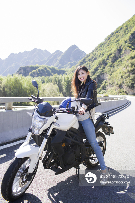 年轻女子骑摩托车兜风