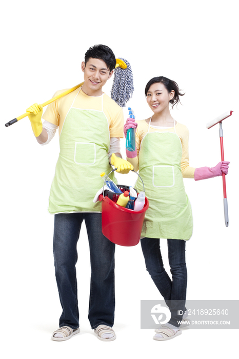 居家青年夫妇和清洁用品